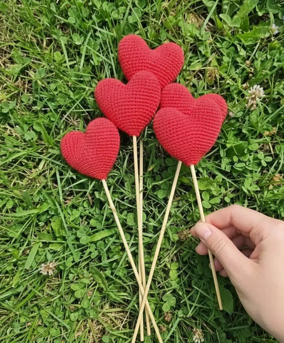 Easy crochet pattern for creating a charming Valentine’s Day heart bouquet